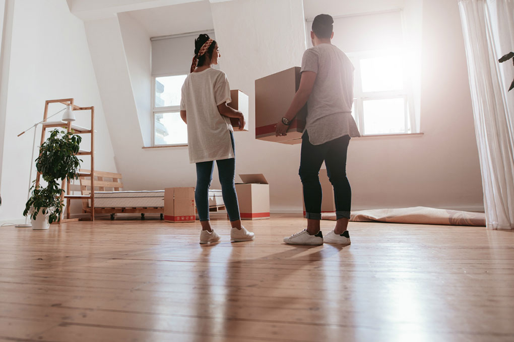 Jeune couple qui emménage dans un condo. 