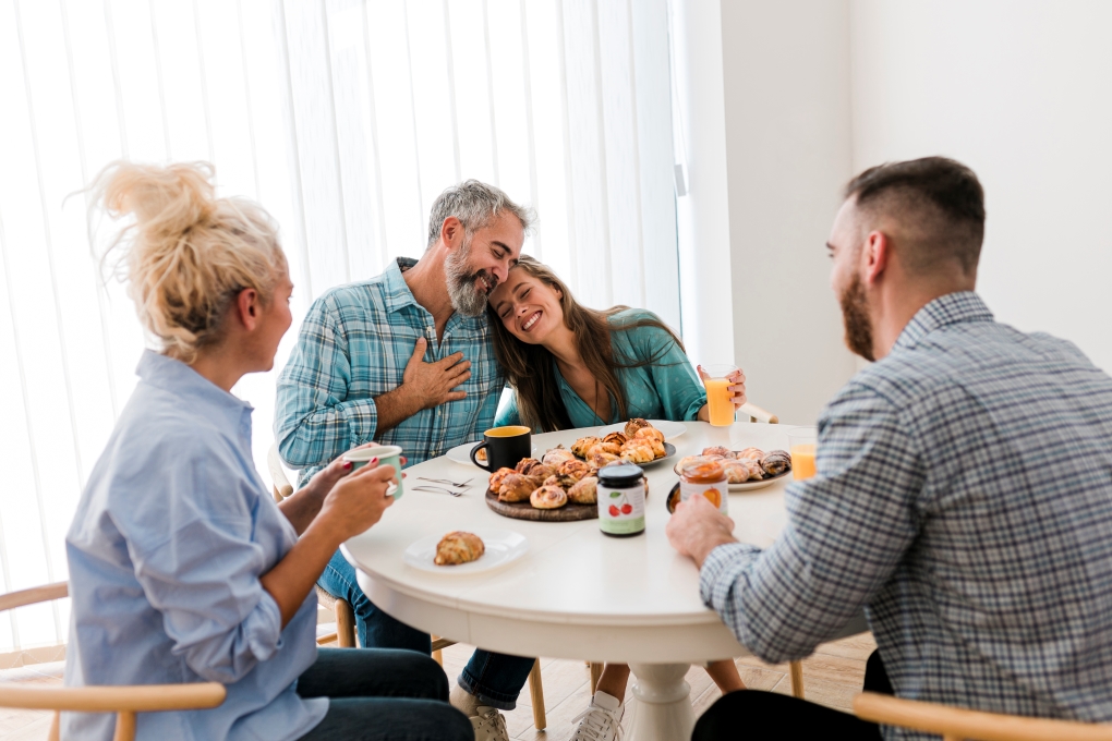 img-don-pret-immobilier.jpg image of a family at the table for an article about helping a loved one become a homeowner
