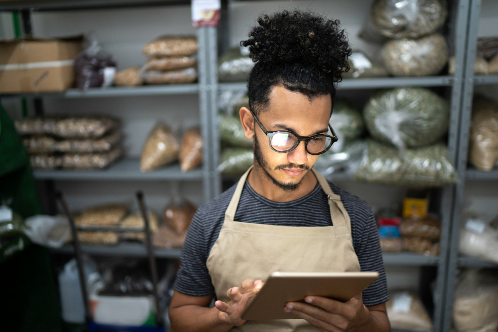 Entrepreneur qui consulte ses documents fiscaux sur sa tablette électronique