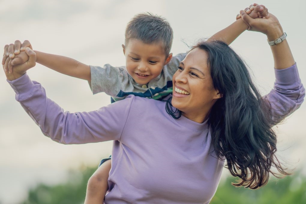 Photo of a mother and daughter for an article on parental unions.