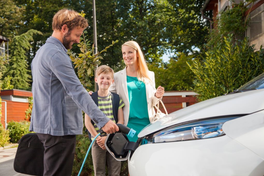 Family-charging-an-electric-car