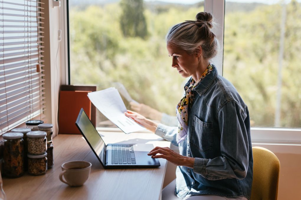 Women at her laptop preparing an accelerated mortgage repayment