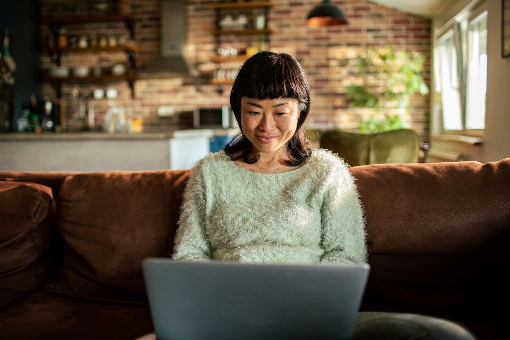 Photo of a smiling woman for an article about the best strategies to pay less tax