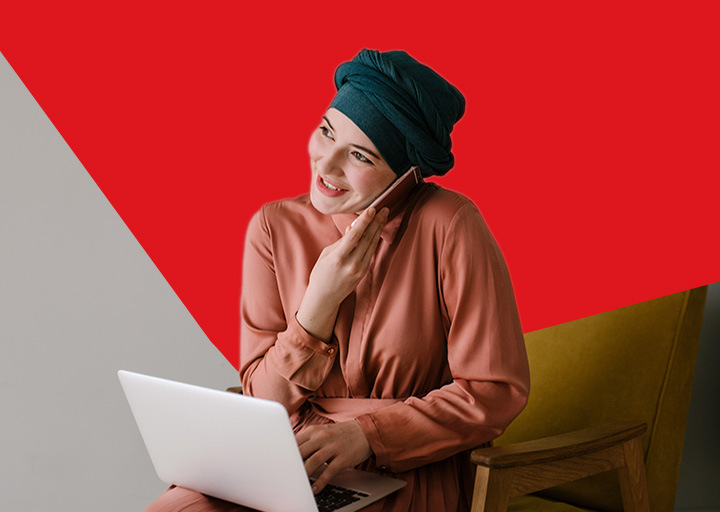 Photo of a woman with a laptop computer happy to find advice for her personal finances on National Bank’s website 